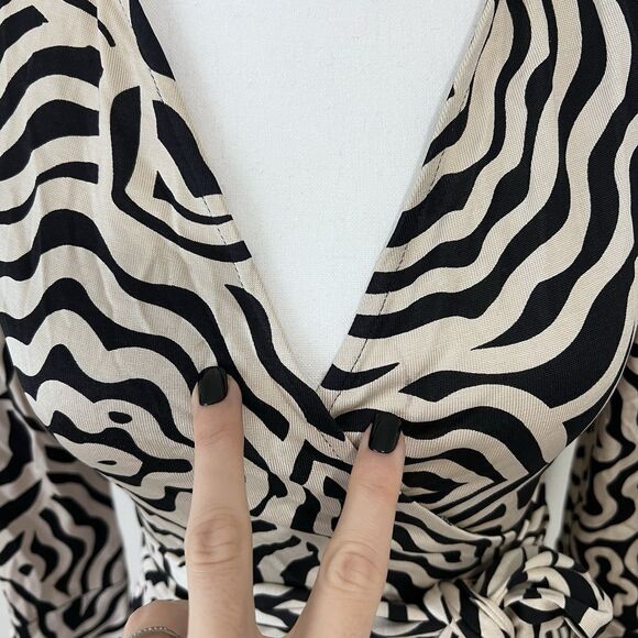 Diane von Furstenberg Vintage Silk Jill Wrap Top Zebra Print Size 6 - Picture 9 of 9